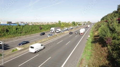 Autos und LKW auf Autobahn