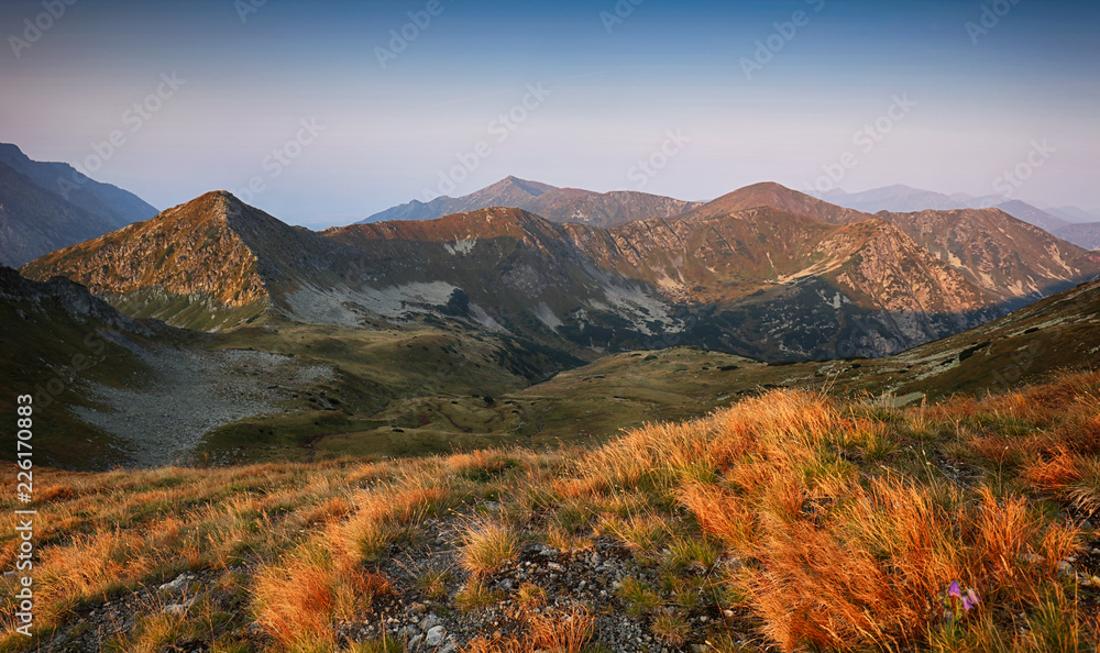 Plakat Beautiful dramatic sunset in the mountains. Landscape with sun, Slovakia Tatras panorama