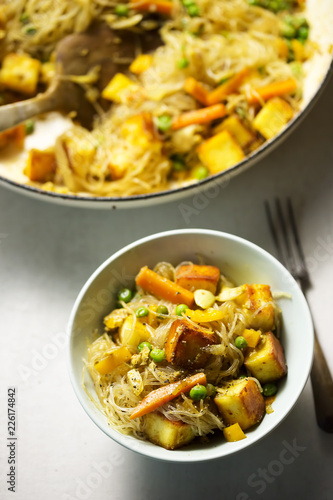 Rice noodles with paneer cheese, peas & carrots