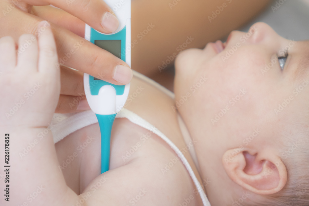 Naklejka premium Fever, measuring temperature to a baby