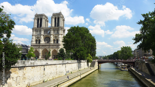 パリのノートルダム大聖堂 © icoinincs