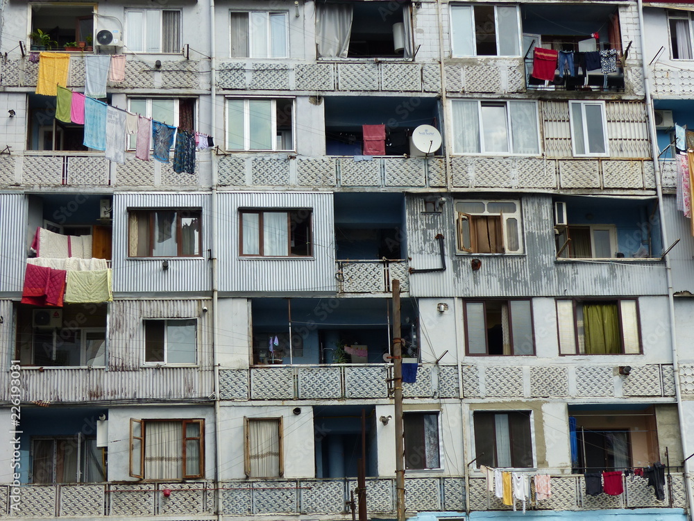 Fototapeta Facciata di una casa popolare degradata di Batumi in Georgia.