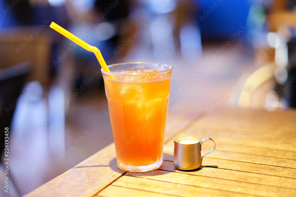 カフェで飲むミルクティー カフェで飲むミルクティー