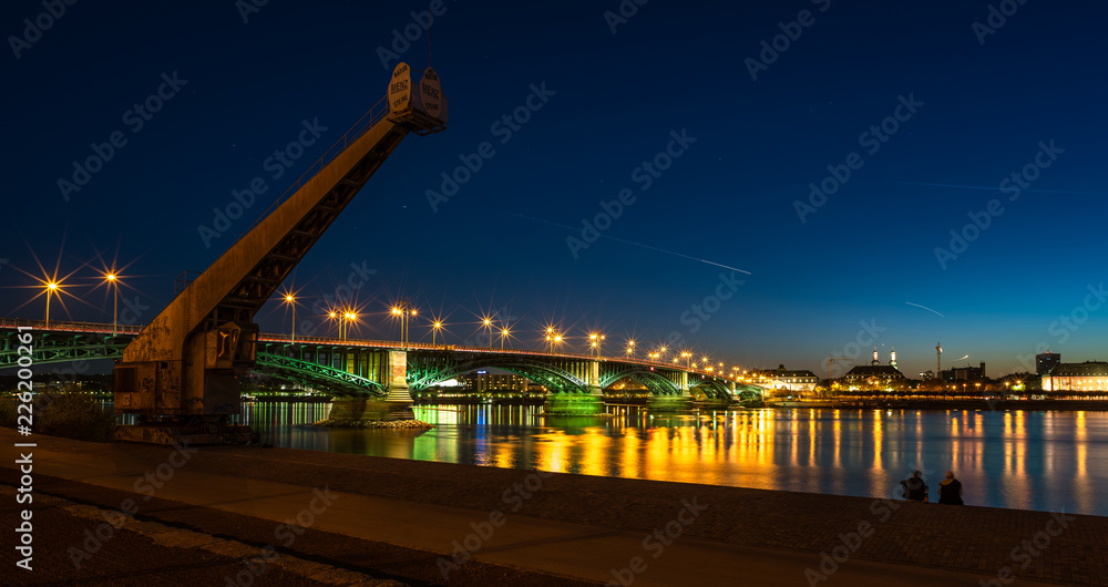 Fototapeta premium Alter Ladekran vor Brücke