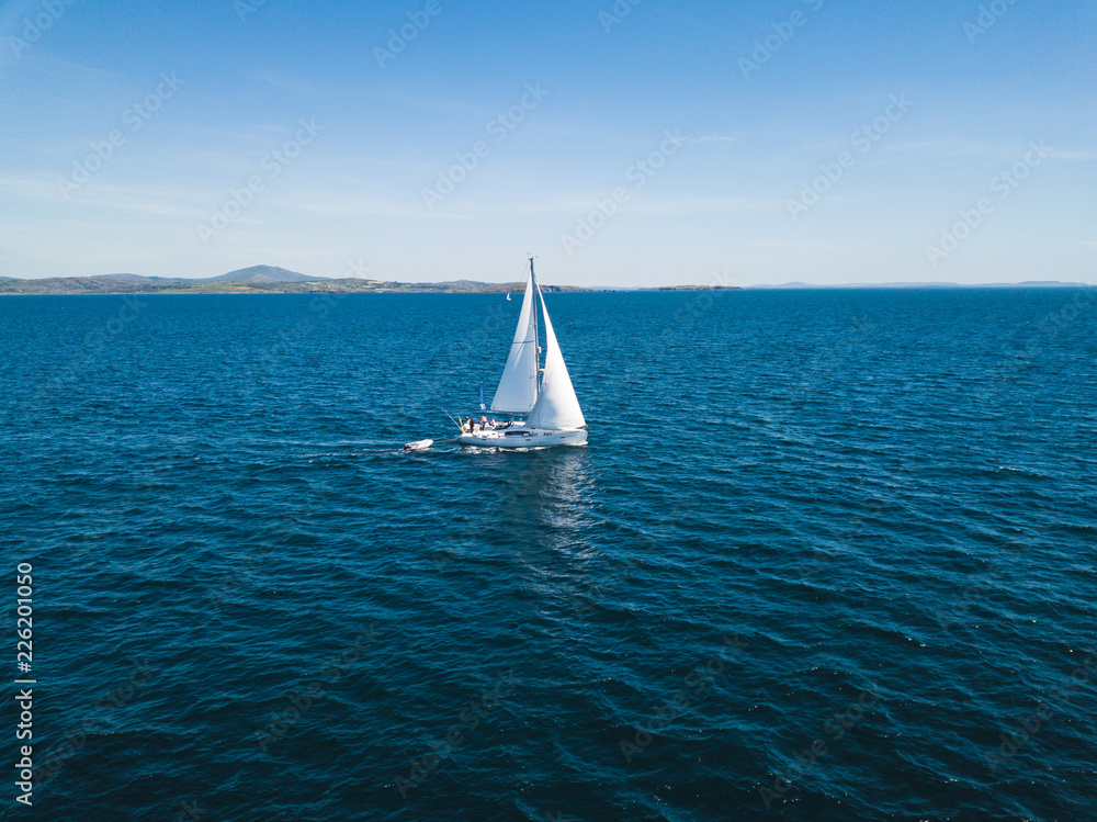Obraz premium Sailing in the sea