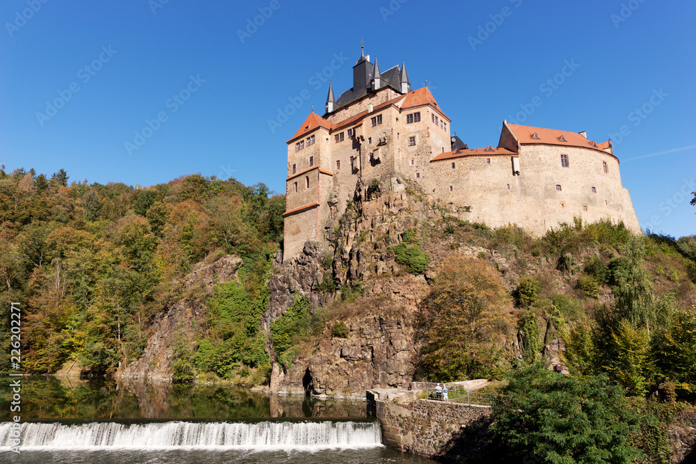 Burg Kriebstein mit Wasserfall im Vordergrund, Sachsen, Deutschland