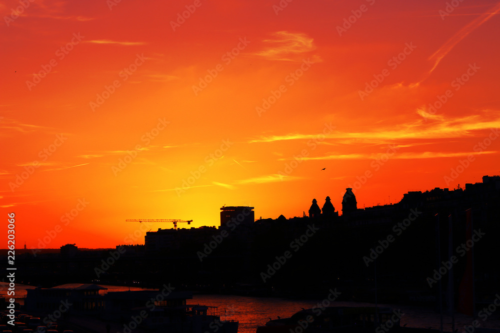 Luci e colori caldi al tramonto Parigi città Francia