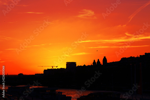 Luci e colori caldi al tramonto Parigi città Francia