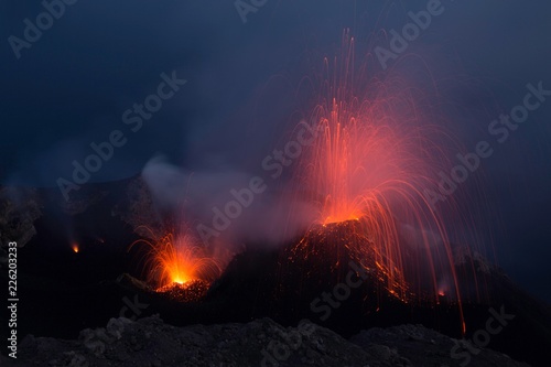 Stromboli in eruzione esplosione e fontana di lava all'alba