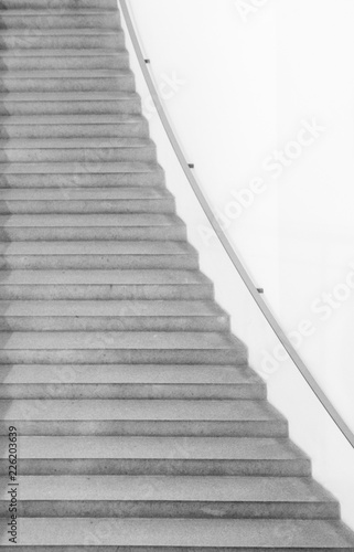 Steile Treppe in schwarz/weiß