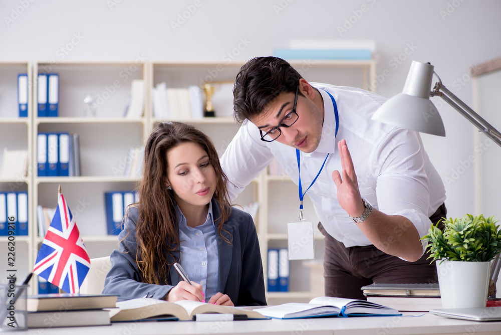 Obraz premium Teacher explaining to student at language training