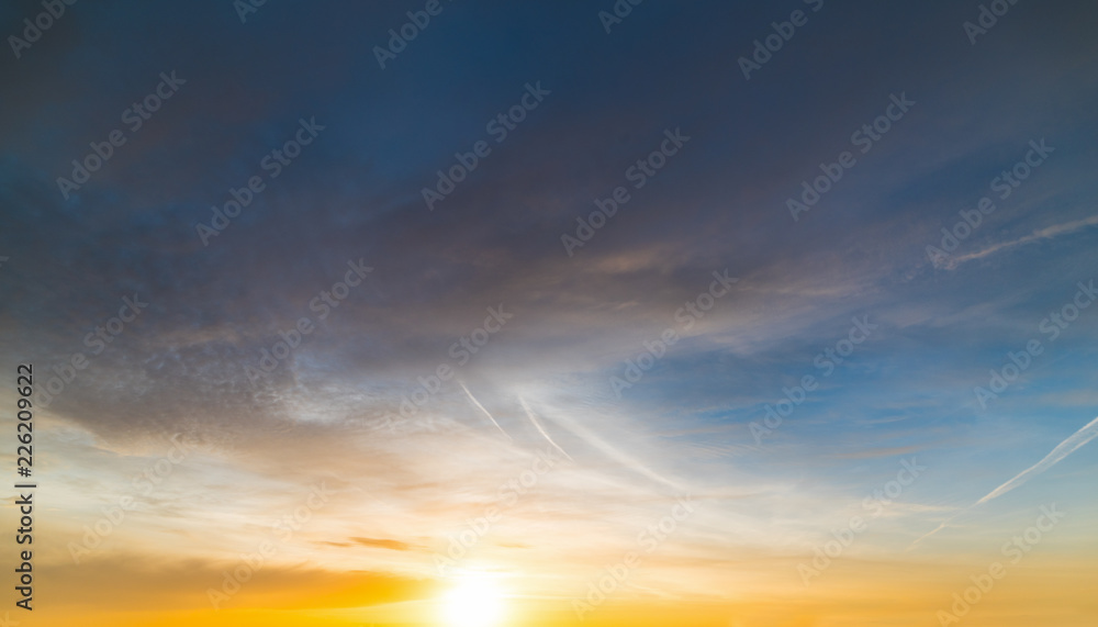 Obraz premium Sky with clouds at sunset