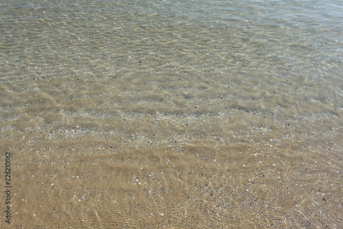 Acqua del mare  limpida e trasparente in una calda giornata d'estate photo