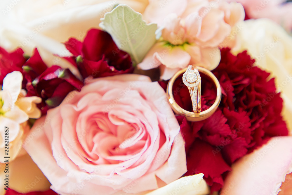 Bed of flowers with gold and diamond rings Bed of flowers with gold and diamond rings