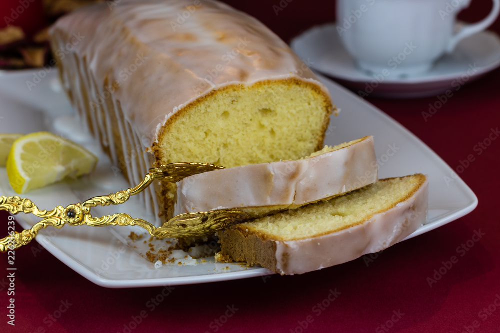 Zitronenkuchen mit Zuckerguß zum Kaffee Stock Photo | Adobe Stock