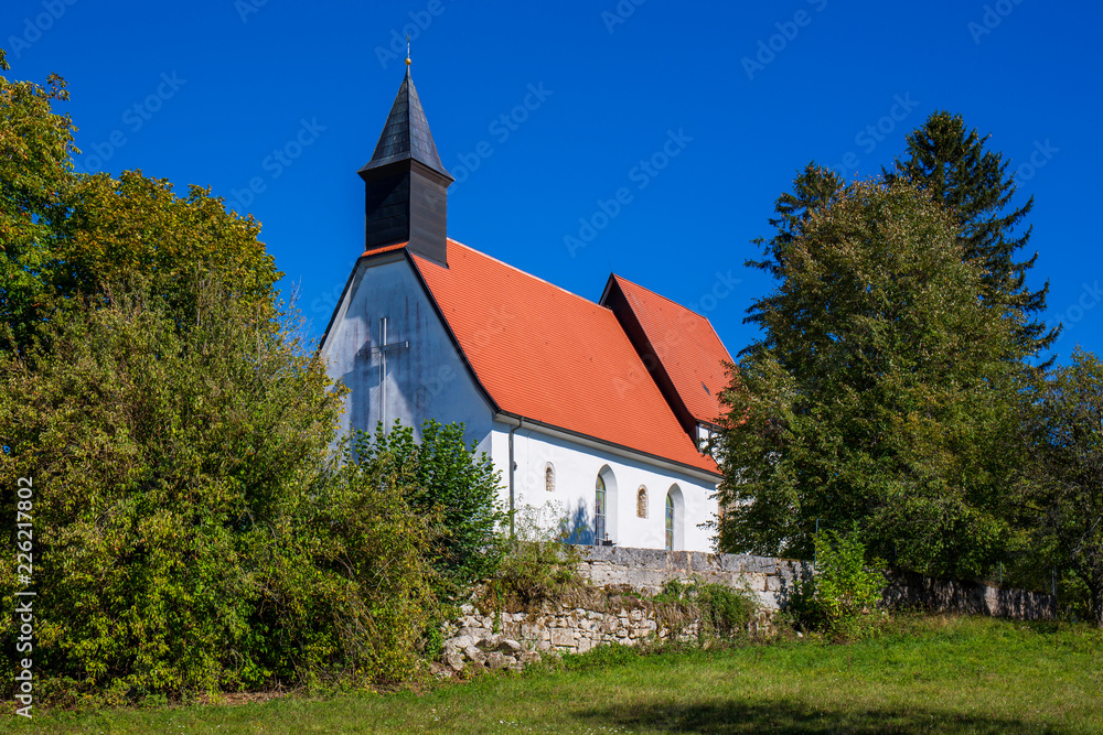 Kirche der ehemaligen Gemeinde Gruorn im Biosphärenreservat Münsingen auf der Schwäbischen Alb Kirche der ehemaligen Gemeinde Gruorn im Biosphärenreservat Münsingen auf der Schwäbischen Alb