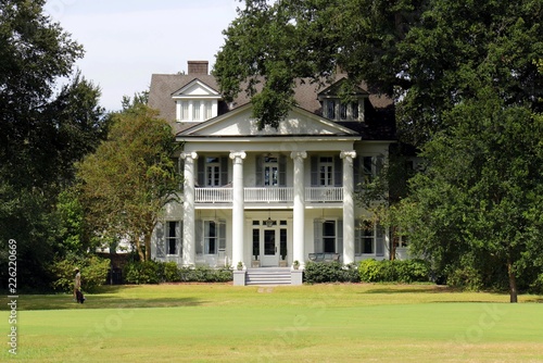 Fototapeta Naklejka Na Ścianę i Meble -  New Orleans, usa, Louisiana, architecture, old, house, home, building, exterior, front, mansion, old, grass, tree, green, estate, residence, park, beautiful, garden, door, 