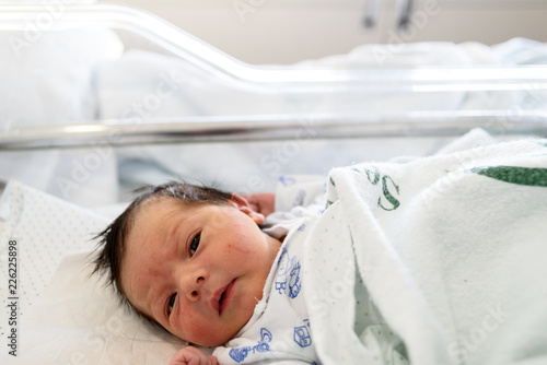 Bebé recién nacido en cuna de hospital 37