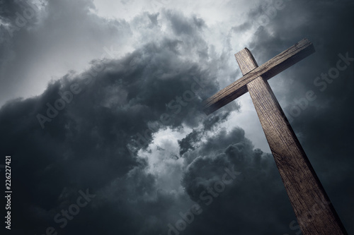 Canvastavla Dramatic cloudscape and wooden cross