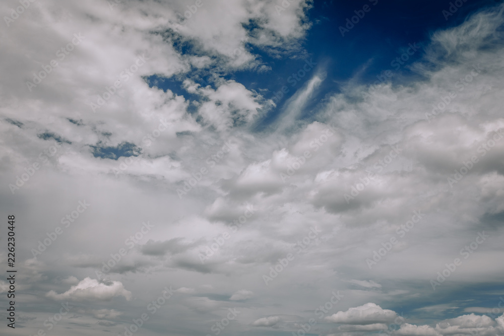 Obraz premium Blue sky background with clouds