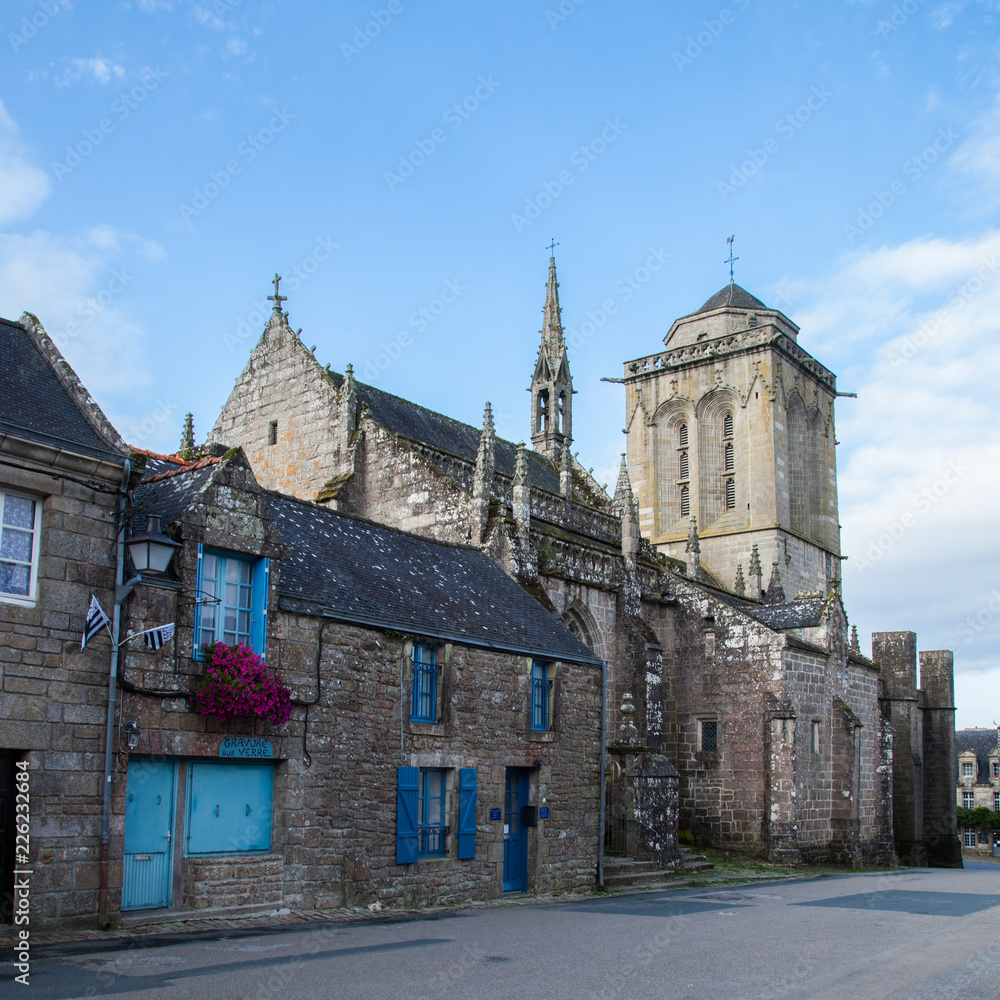 Naklejka premium Une rue et l'église de Locronan dans le Finistère