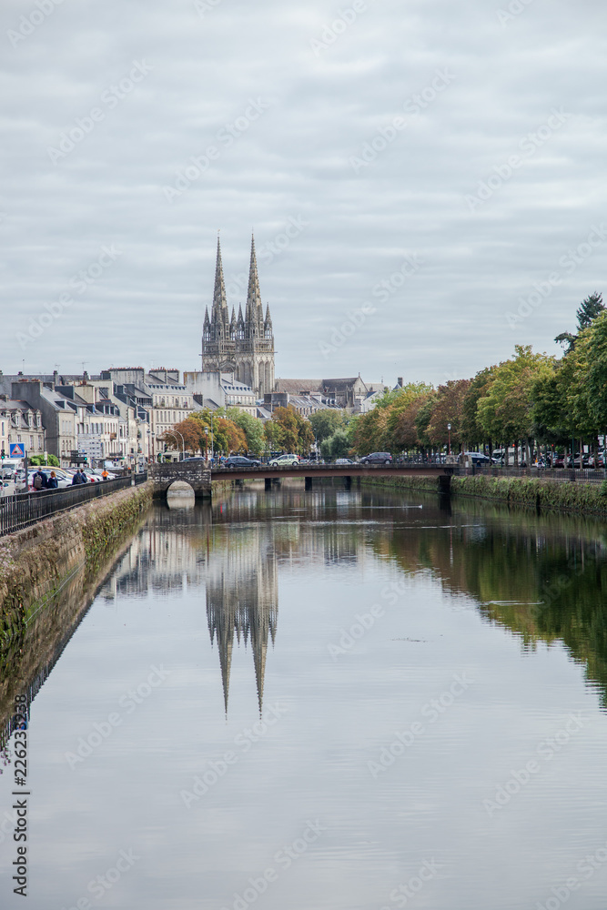 Reflets de la cathédrale de Quimper dans la rivière Odet (Finistère)