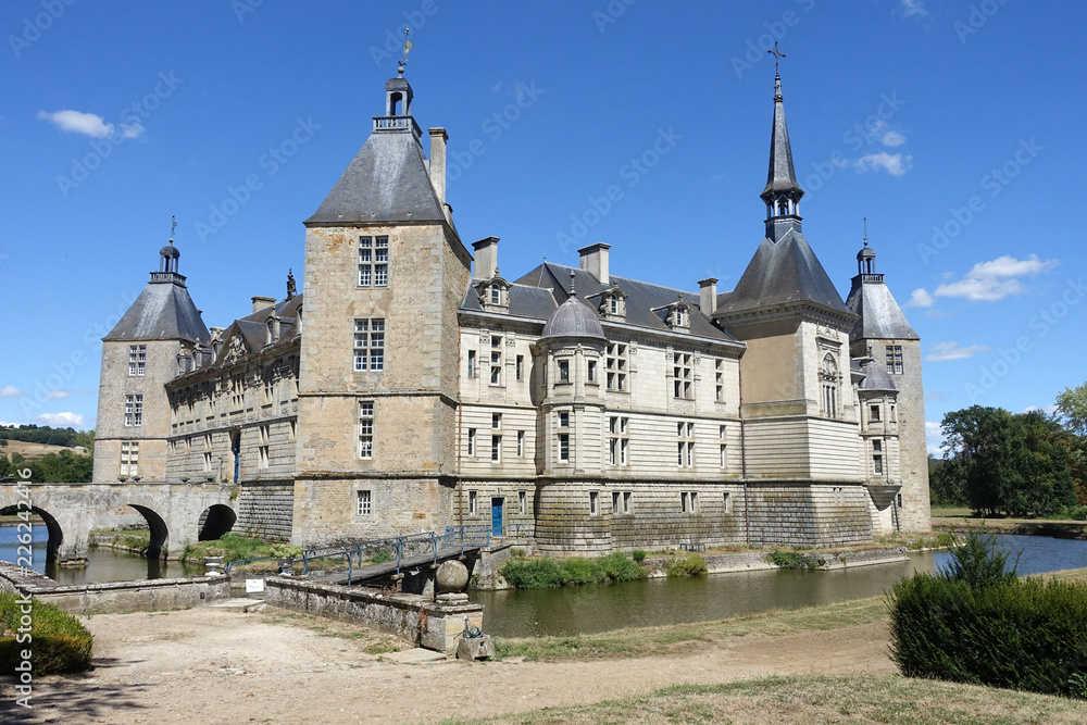 Extérieur château de Sully en bourgogne