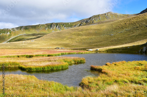 Россия, Архыз. Небольшое безымянное озеро в районе Загеданского Пятиозерья в сентябре