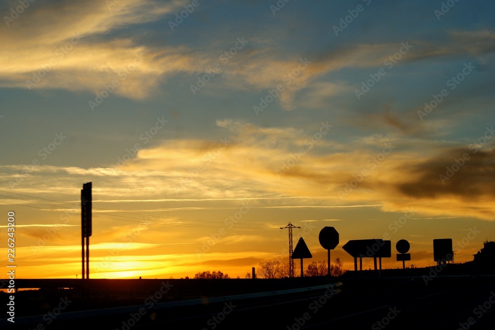 Naklejka premium Señales de tráfico al atardecer