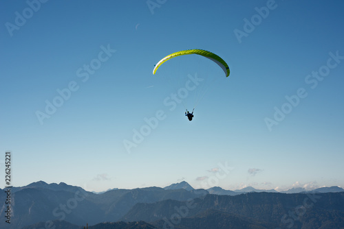 Paraglider Drachenflieger am Königssee in Berchtesgaden