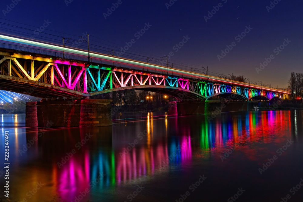 Oświetlony, kolorowy most średnicowy, Warszawa, Polska - obrazy, fototapety, plakaty 