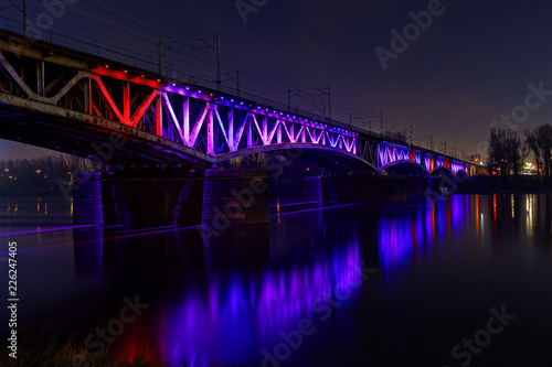 Oświetlony, kolorowy most średnicowy, Warszawa, Polska © ankir86