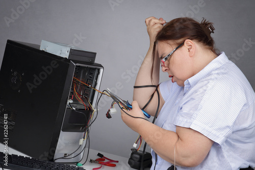 femme essayant de réparer un ordinateur en panne photo