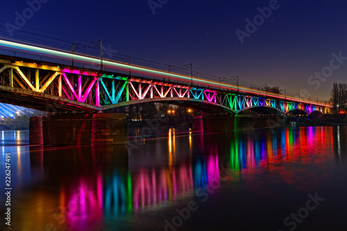 O  wietlony  kolorowy most   rednicowy  Warszawa  Polska