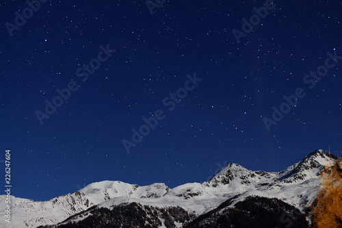 Gwiazdy na nocnym niebie we Włoszech © ankir86