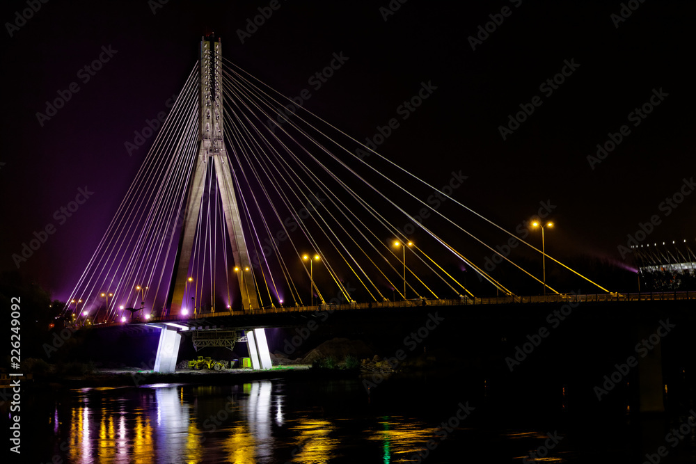 Fototapeta premium Oświetlony Most Świętokrzyski w nocy, Warszawa, Polska