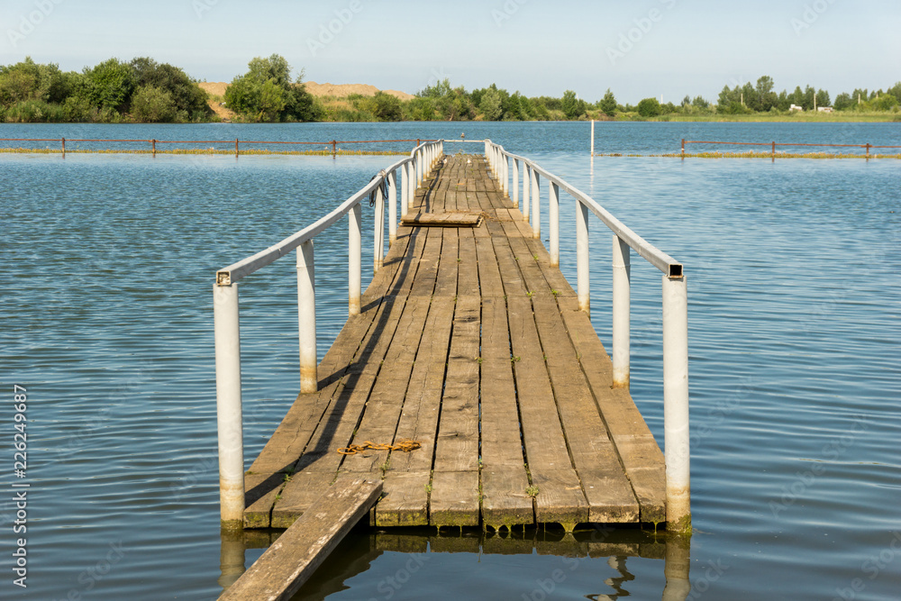 Obraz premium A wooden pier on the lake.