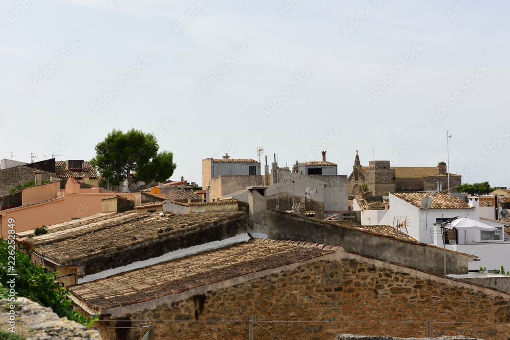 dächer der stadt alcudia auf mallorca
