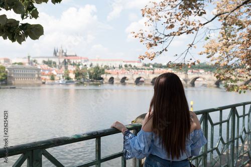 Frau auf Reisen genießt die Aussicht