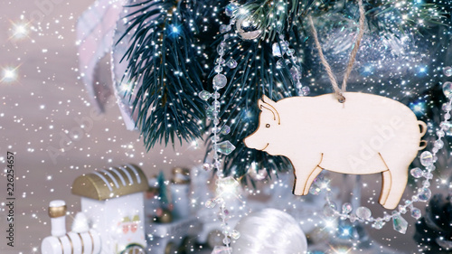 Свинья символ нового 2019 года, игрушка висит на елке