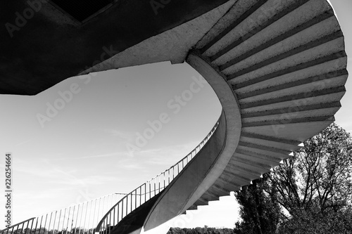Schody spiralne w Warszawie - czarno-biała architektura miasta