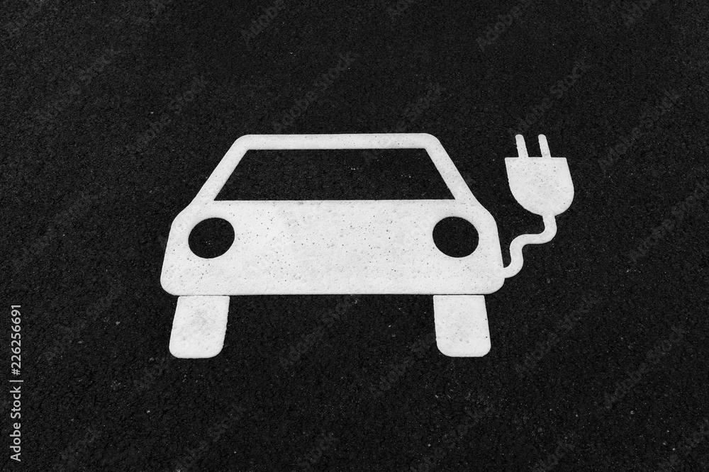 Fahrbahnmarkierung auf einem Parkplatz für Elektroautos