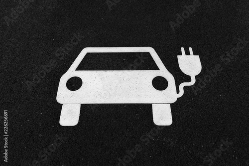 Obraz na płótnie Fahrbahnmarkierung auf einem Parkplatz für Elektroautos w salonie