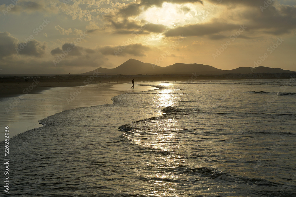 Ταπετσαρία sunset in silvery tones with the soft wave on a flat sandy beach