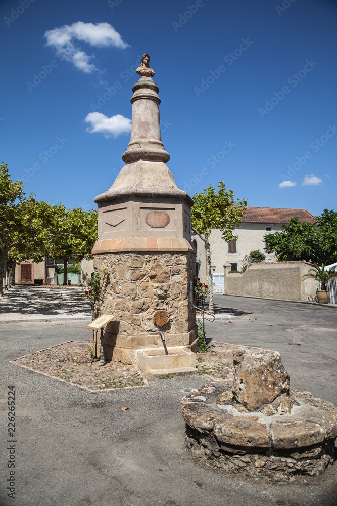 Madiran (Hautes-Pyrénées, France) - Monument fêtant la république
