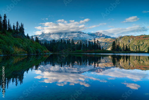 Fototapeta Naklejka Na Ścianę i Meble -  Mount Rainier At Bench Lake