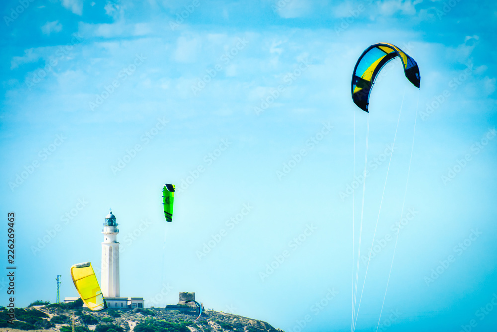 Φωτογραφία Kites in the sky and in the background the lighthouse of Trafalgar, in the provi