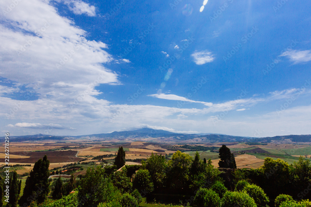 Obraz premium Tuscan fields and hills viewed from Pienza, Italy