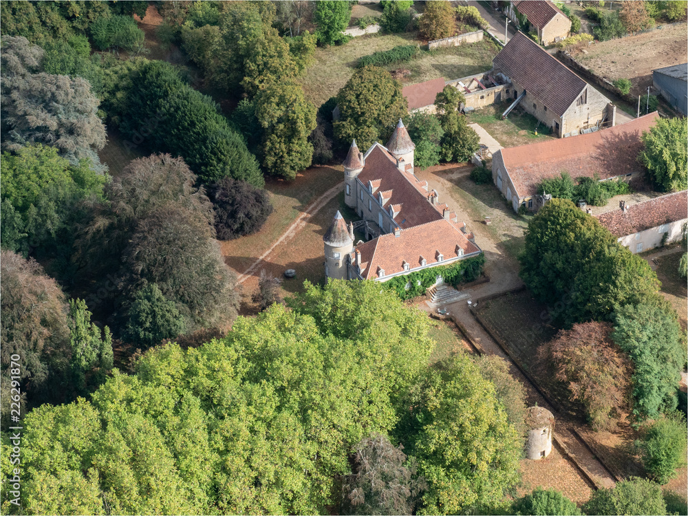 Vue aérienne d'une demeure dans le village de Vassy dans l'Yonne en France