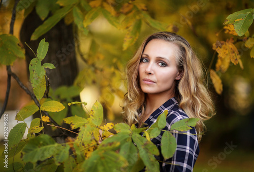 Portret kobiety, jesień, zielone liście